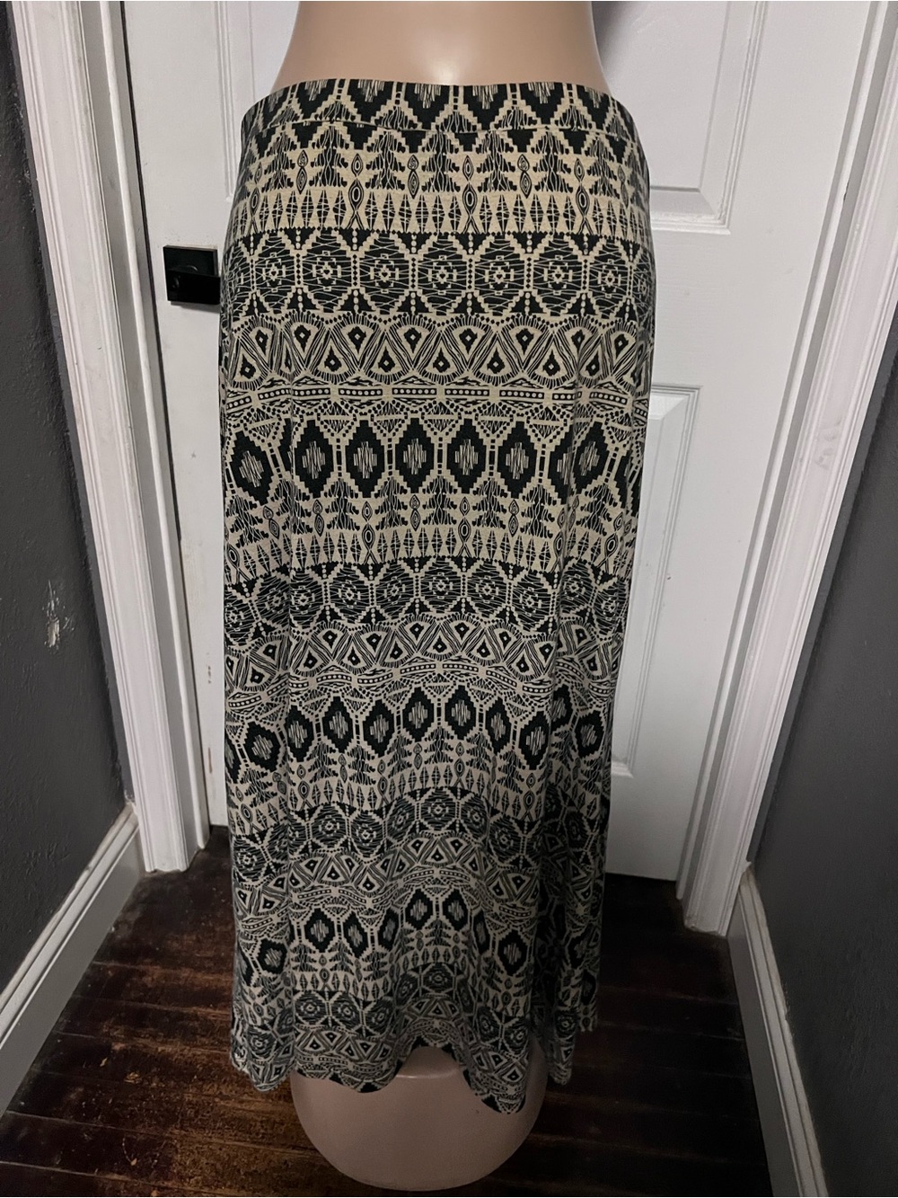 Tribal Patterned Black and Cream Maxi Skirt 2x - Picture 6 of 6
